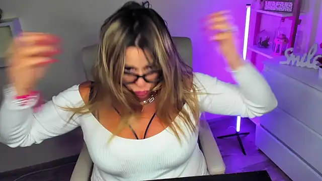 Snapshot of teaseDiana chatting on 03.14.25 teaseDiana online show from 03.14.25