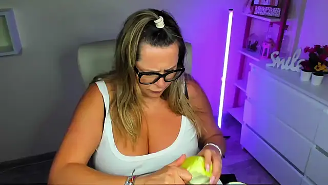 Snapshot of teaseDiana chatting on 03.19.25 teaseDiana online show from 03.19.25