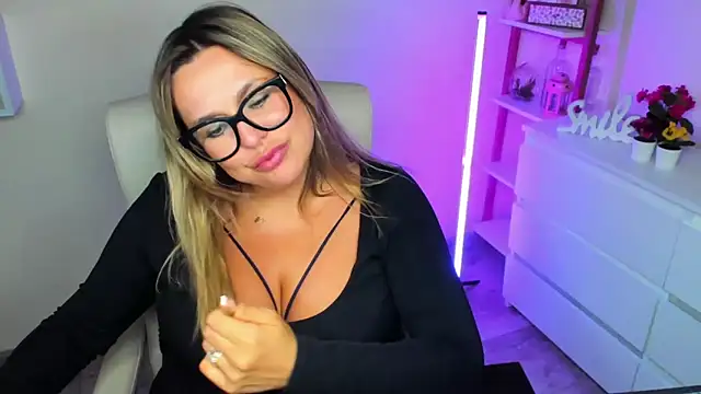 Snapshot of teaseDiana chatting on 03.20.25 teaseDiana online show from 03.20.25