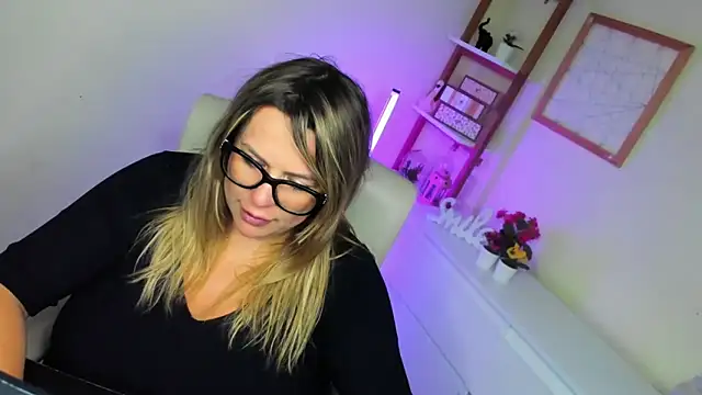 Snapshot of teaseDiana chatting on 03.21.25 teaseDiana online show from 03.21.25