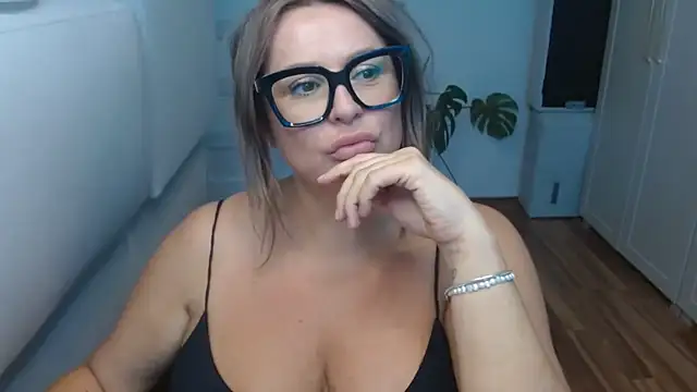 Snapshot of teaseDiana chatting on 09.25.25 teaseDiana online show from 09.25.25