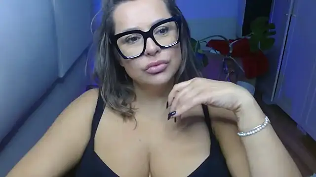 Snapshot of teaseDiana chatting on 10.07.25 teaseDiana online show from 10.07.25