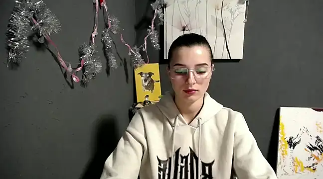 Snapshot of lady_olivia_ chatting on 12.19.24 lady olivia online show from 12.19.24