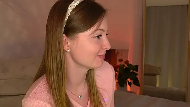 Snapshot of _elisa_omm_ chatting on 11.20.25 elisa omm online show from 11.20.25