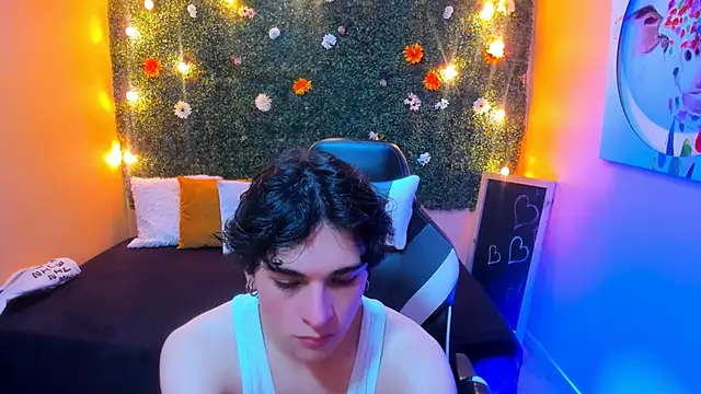 Snapshot of Luke_Howland chatting on 12.18.24 Luke Howland online show from 12.18.24