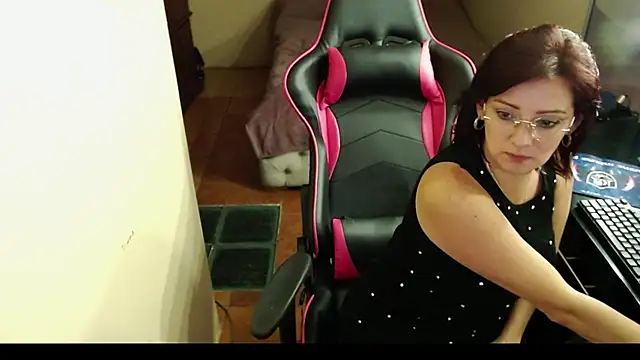 Carol Scottt online show from 01.06.25