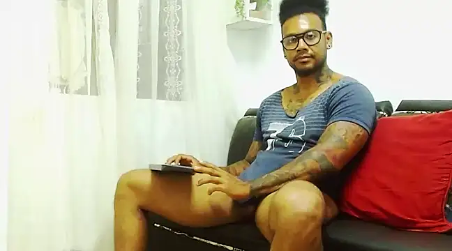 Snapshot of LewisStrong chatting on 01.08.25 LewisStrong online show from 01.08.25