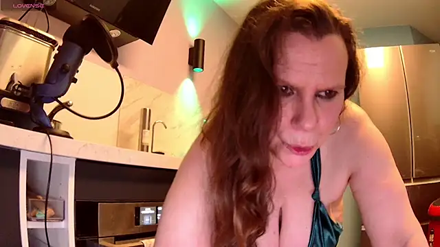 Snapshot of Endrocleia chatting on 01.24.25 Endrocleia online show from 01.24.25