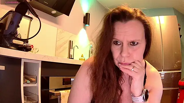 Snapshot of Endrocleia chatting on 02.10.25 Endrocleia online show from 02.10.25