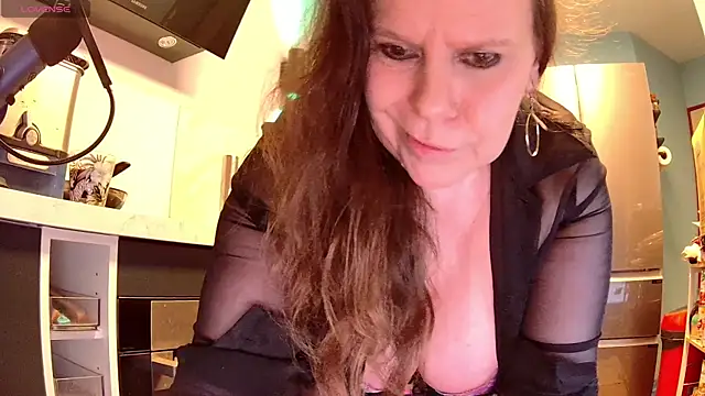 Snapshot of Endrocleia chatting on 02.27.25 Endrocleia online show from 02.27.25