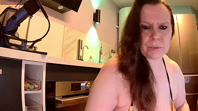 Snapshot of Endrocleia chatting on 03.08.25 Endrocleia online show from 03.08.25