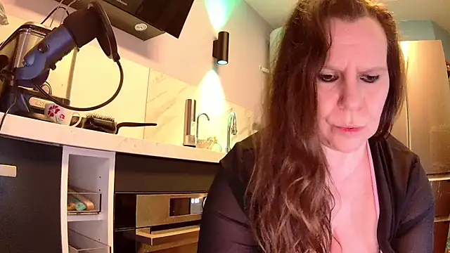 Snapshot of Endrocleia chatting on 03.10.25 Endrocleia online show from 03.10.25