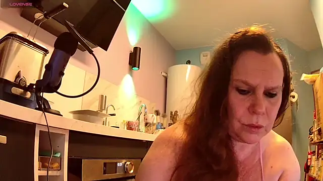 Snapshot of Endrocleia chatting on 09.19.25 Endrocleia online show from 09.19.25