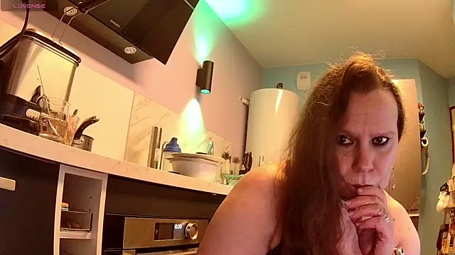 Snapshot of Endrocleia chatting on 11.16.25 Endrocleia online show from 11.16.25