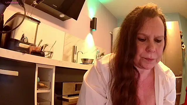 Snapshot of Endrocleia chatting on 11.29.25 Endrocleia online show from 11.29.25