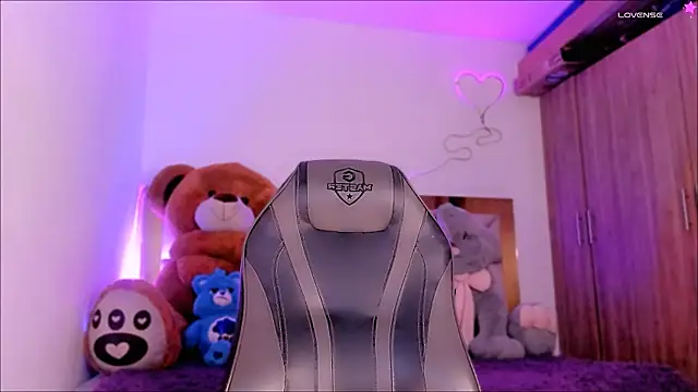 Snapshot of Lucidollts_ chatting on 02.04.25 Lucidollts online show from 02.04.25