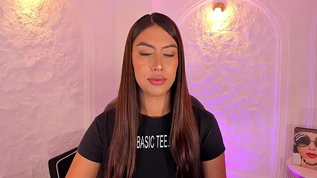 Snapshot of ArianaDumont chatting on 09.18.25 ArianaDumont online show from 09.18.25