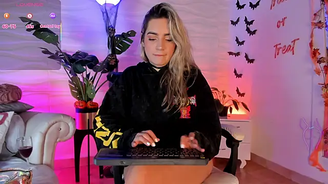 Snapshot of mariablonde_ chatting on 10.13.25 mariablonde online show from 10.13.25