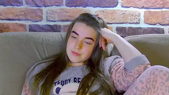 Sofia Hugs online show from 05.08.26