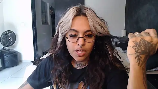 lolafairytail online show from 11.21.25