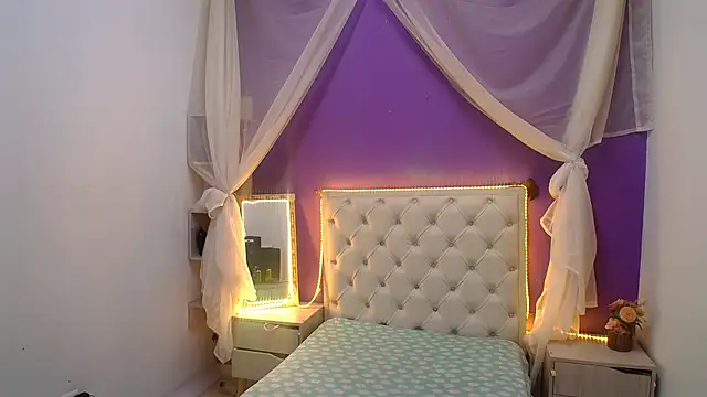Snapshot of Ingrid_Casas chatting on 12.17.24 Ingrid Casas online show from 12.17.24
