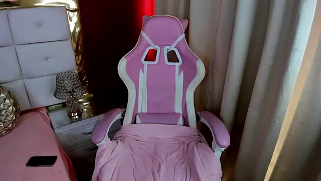 Snapshot of _cat_18 chatting on 12.29.24  cat 18 online show from 12.29.24