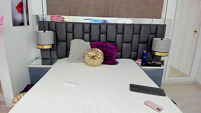 Snapshot of _cat_18 chatting on 02.13.25  cat 18 online show from 02.13.25