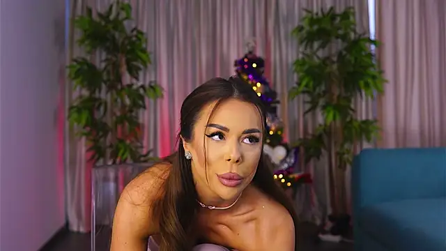 Snapshot of MissKiarra chatting on 12.13.24 MissKiarra online show from 12.13.24