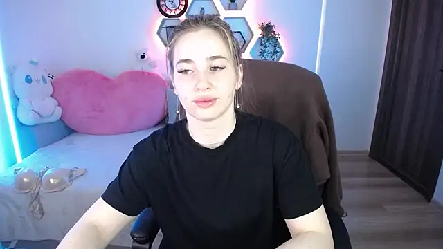 Snapshot of SabrinViolet chatting on 04.24.26 SabrinViolet online show from 04.24.26