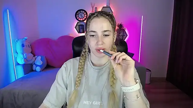 Snapshot of SabrinViolet chatting on 05.18.26 SabrinViolet online show from 05.18.26