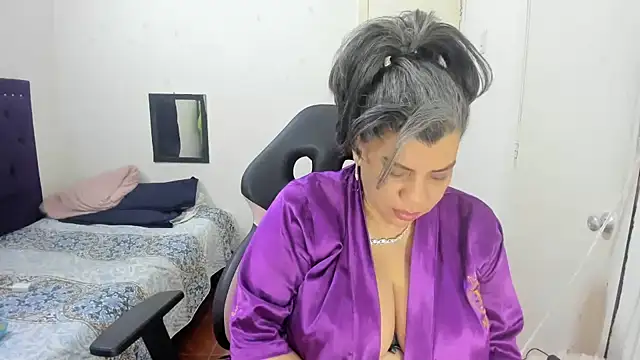 vikyadams online show from 10.23.25