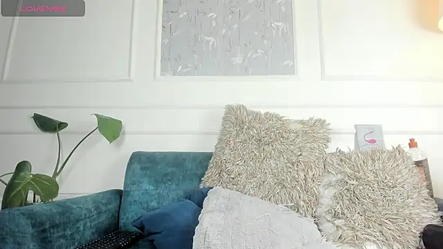 yossi peach cute online show from 04.18.26