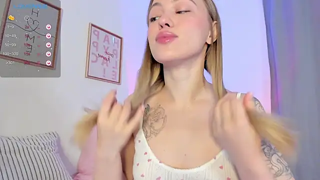 Snapshot of damn_cutie chatting on 01.18.26 damn cutie online show from 01.18.26