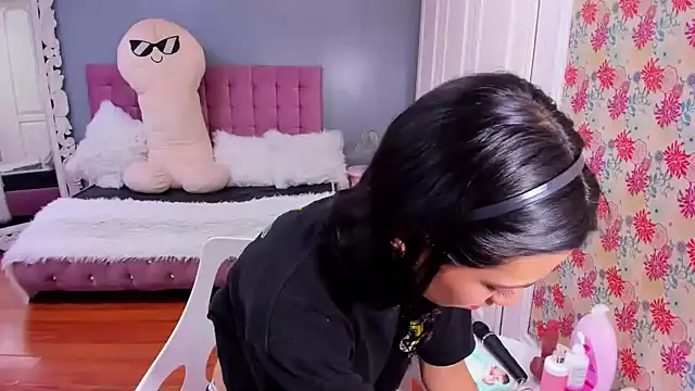 Iris Stone  online show from 12.06.24