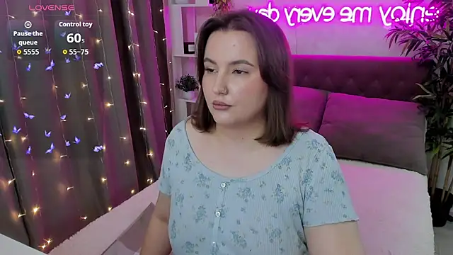 Snapshot of FeralPeach chatting on 10.23.25 FeralPeach online show from 10.23.25