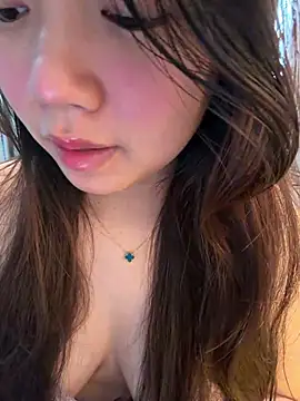Snapshot of Hotellinh12 chatting on 05.19.26 Hotellinh12 online show from 05.19.26