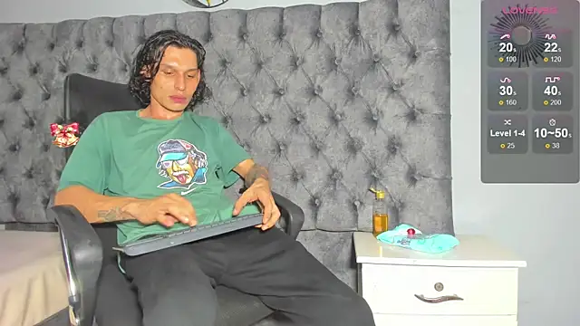 Snapshot of marcus_smithh chatting on 12.04.24 marcus smithh online show from 12.04.24