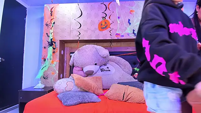 Snapshot of SofiAndNicol chatting on 10.29.25 SofiAndNicol online show from 10.29.25