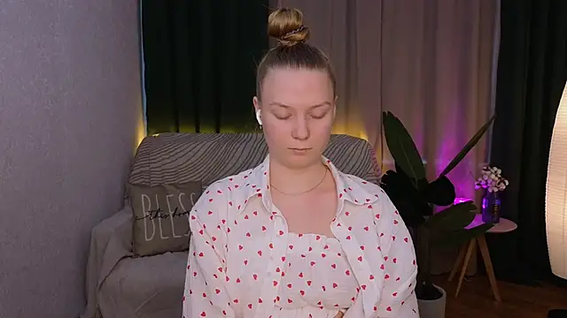 CarolynCohen   online show from 02.25.25