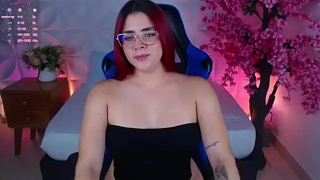 Snapshot of lizowenn_ chatting on 10.29.25 lizowenn online show from 10.29.25