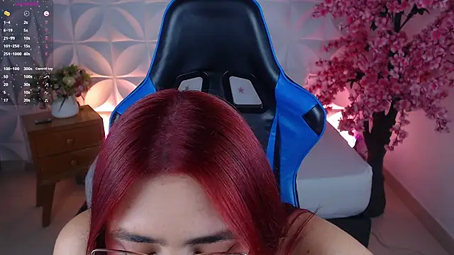 Snapshot of lizowenn_ chatting on 11.12.25 lizowenn online show from 11.12.25