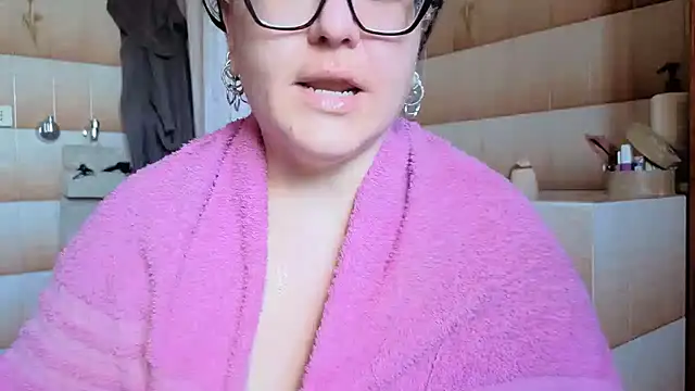 Snapshot of peachgirlmartyna chatting on 05.27.26 peachgirlmartyna online show from 05.27.26
