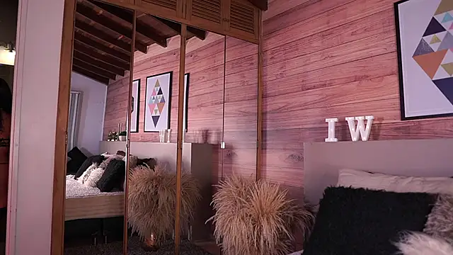 IzzyWild online show from 10.20.25