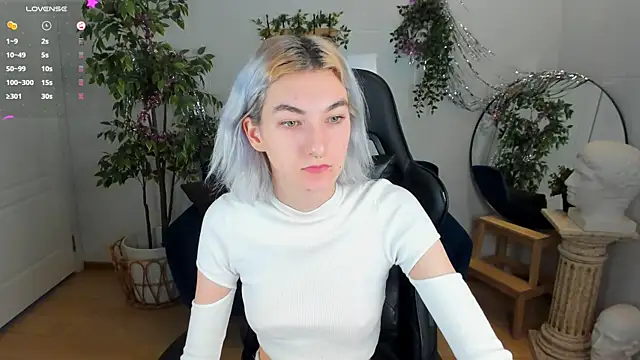 Snapshot of Mia_Cheers chatting on 12.08.24 Mia Cheers online show from 12.08.24