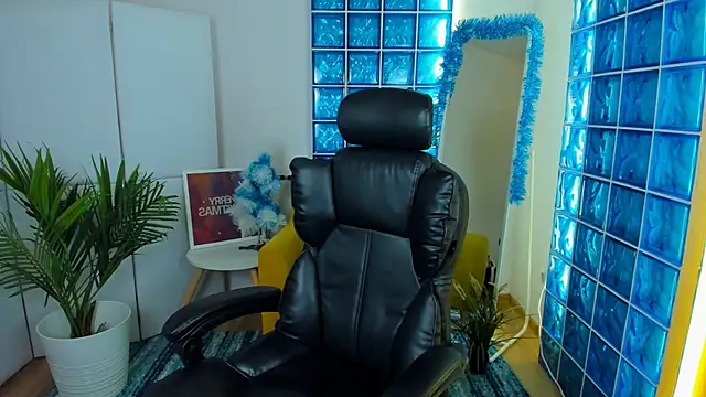 Snapshot of Mia_Cheers chatting on 12.13.24 Mia Cheers online show from 12.13.24