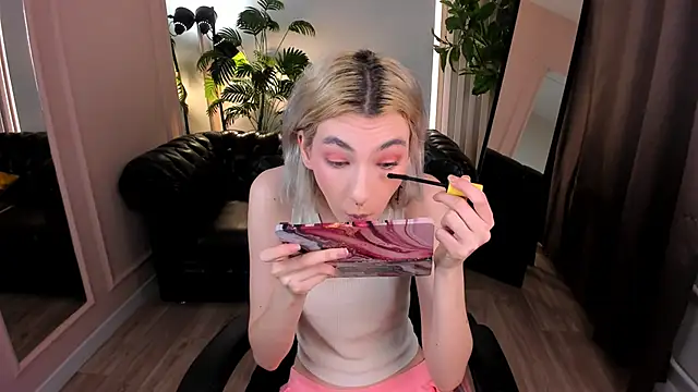 Snapshot of Mia_Cheers chatting on 01.28.25 Mia Cheers online show from 01.28.25