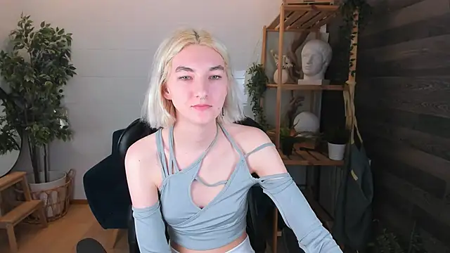 Snapshot of Mia_Cheers chatting on 03.16.25 Mia Cheers online show from 03.16.25