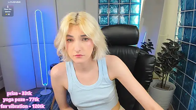 Snapshot of Mia_Cheers chatting on 03.20.25 Mia Cheers online show from 03.20.25