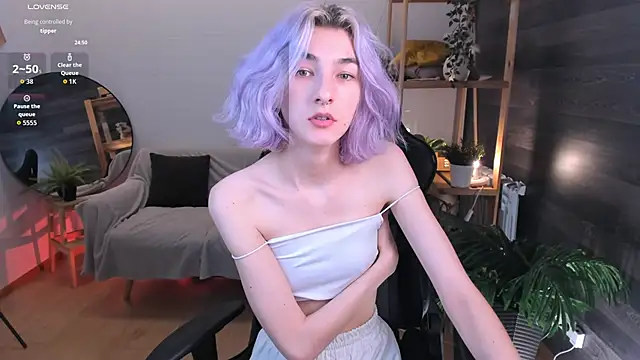 Snapshot of Mia_Cheers chatting on 10.03.25 Mia Cheers online show from 10.03.25