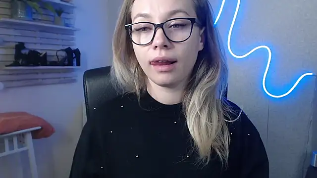 holly xglam online show from 12.18.24